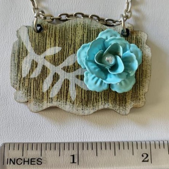 Rose necklace blue and light wood - Picture 10 of 10